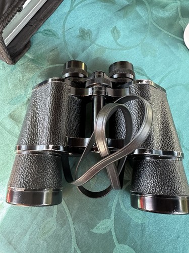 Altes fernglas mit - fernglas, tasche