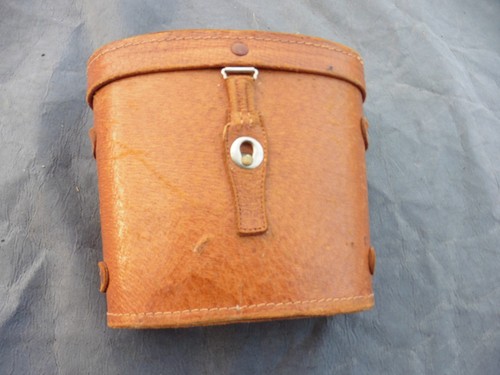 Eine ledertasche für fernglas - eine,